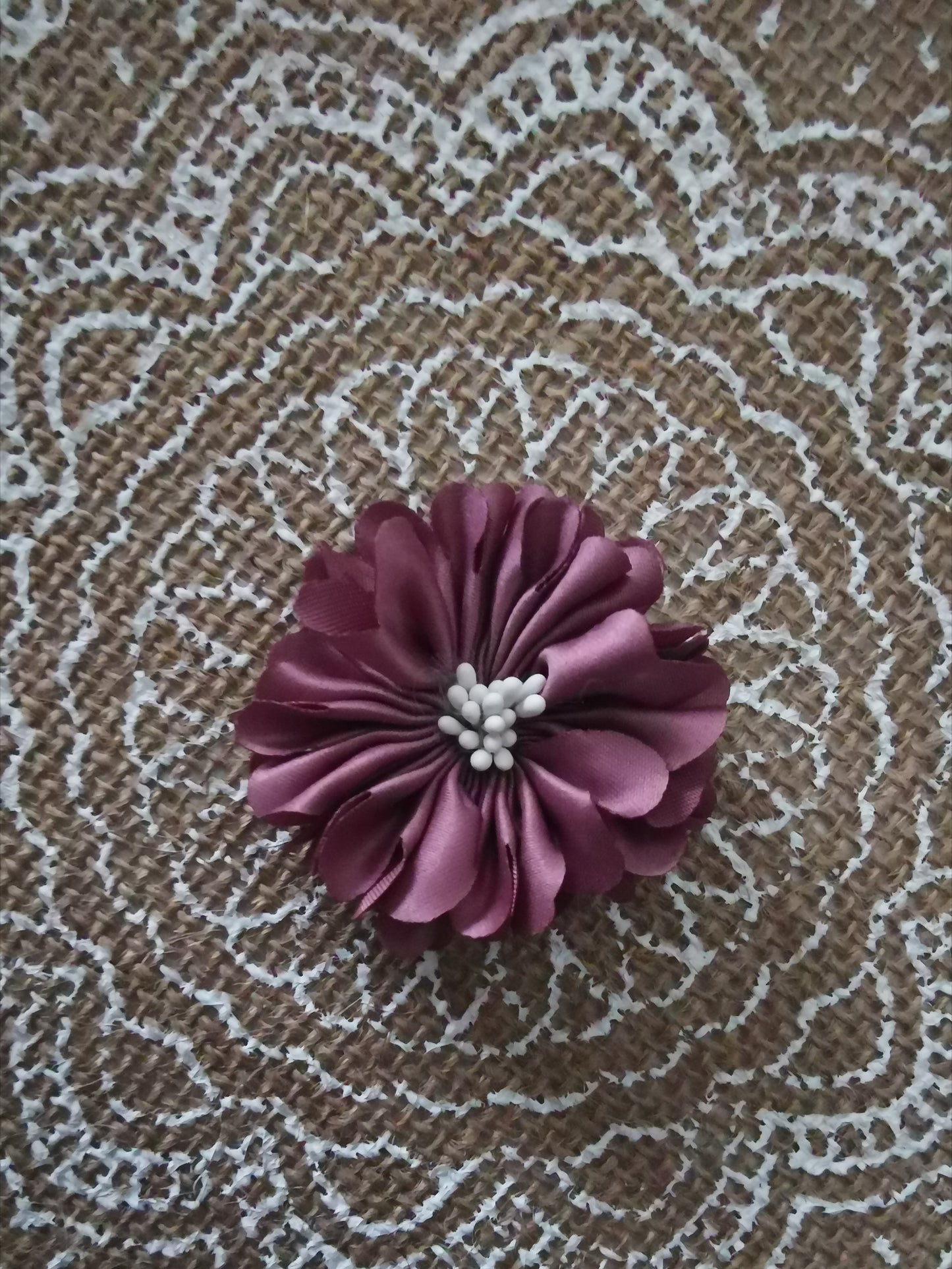 Blume mit Stempel in verschiedenen Farben
