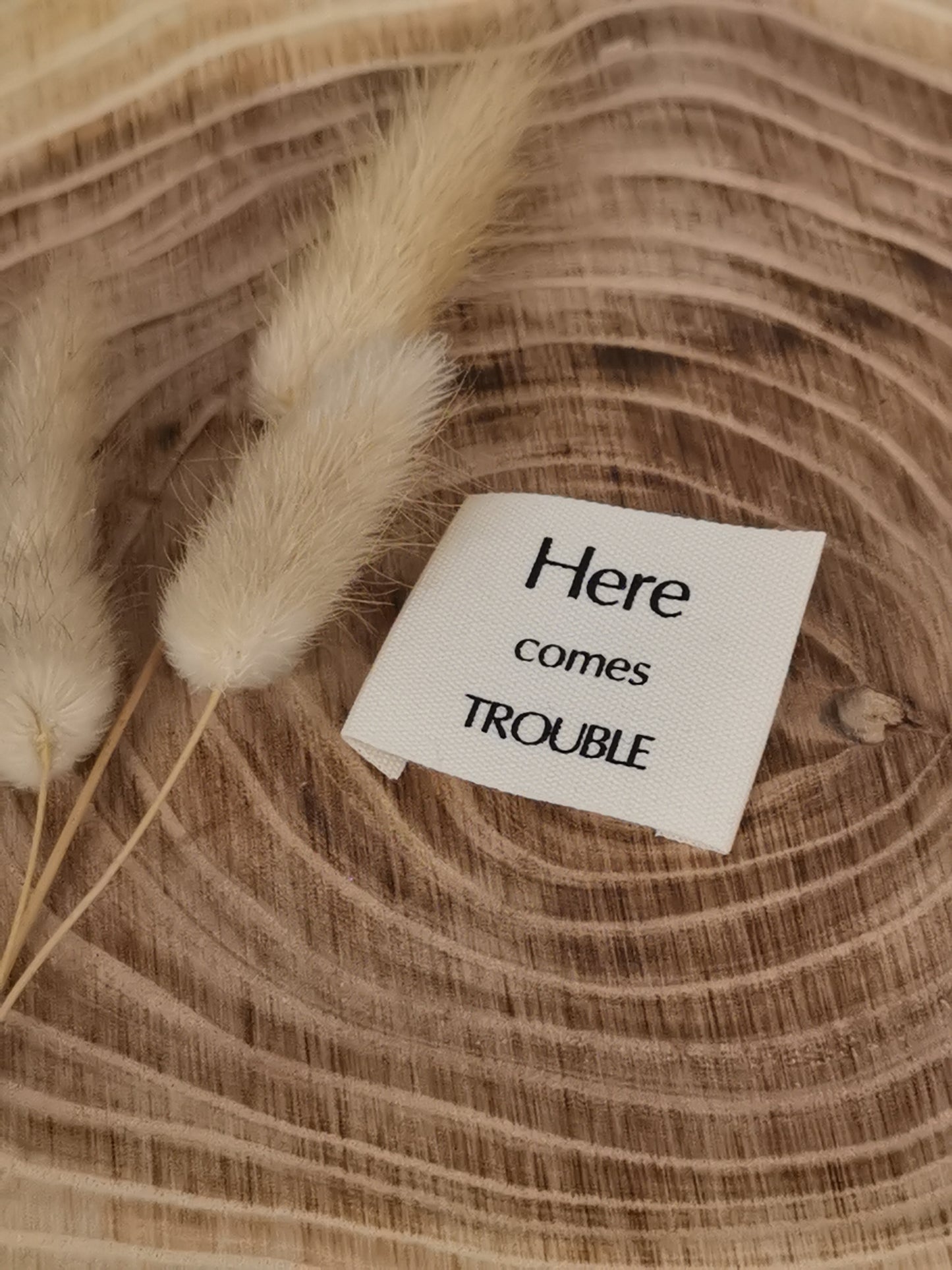 Baumwoll-Label Here comes trouble