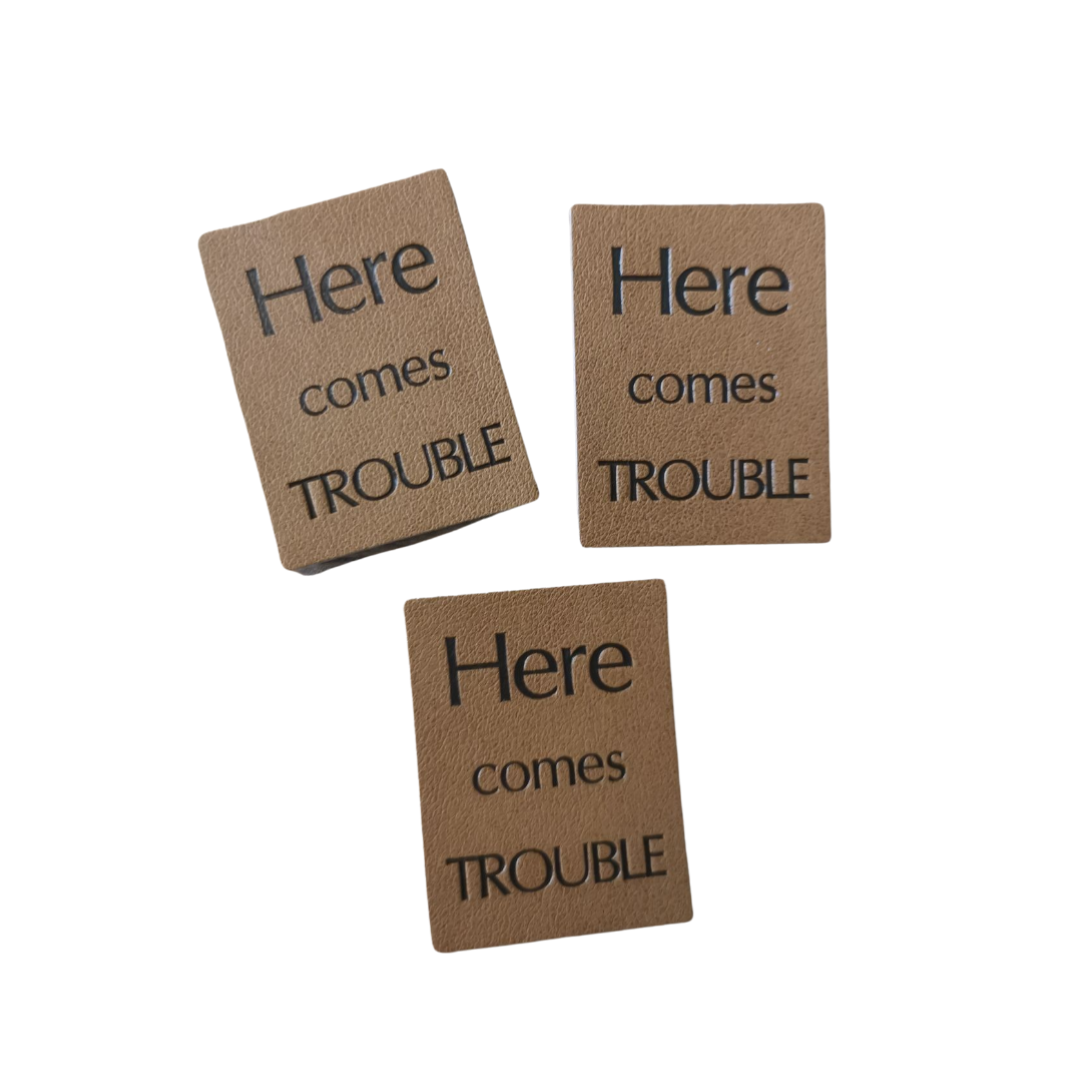 Étiquette en similicuir Voici les ennuis
