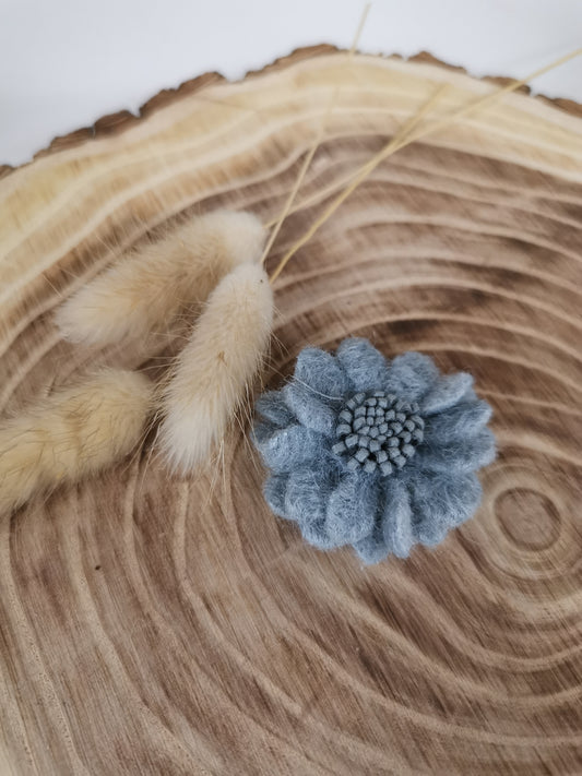 Fleur en laine bleu clair petit