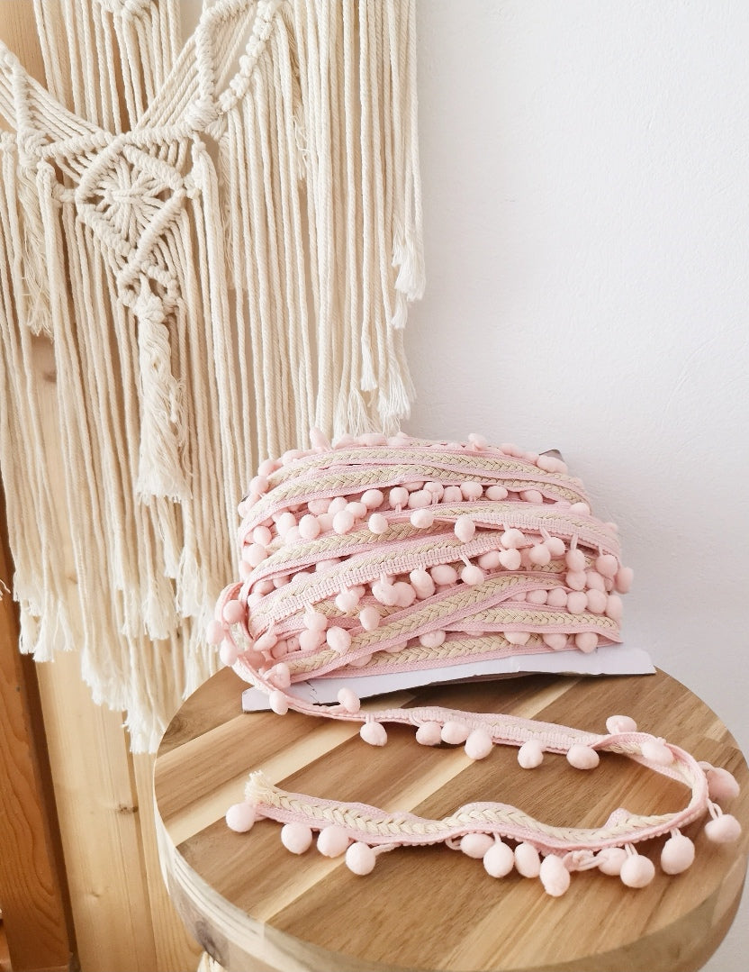 Bordure boho pompon rose