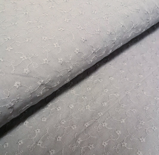 Tissu coton broderie florale gris clair