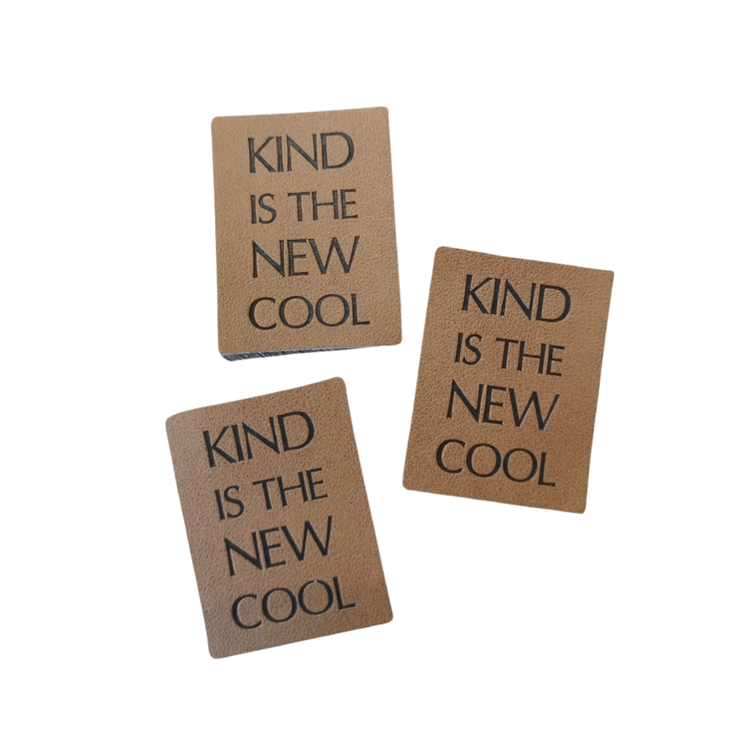 Étiquette en similicuir Kind is the new cool