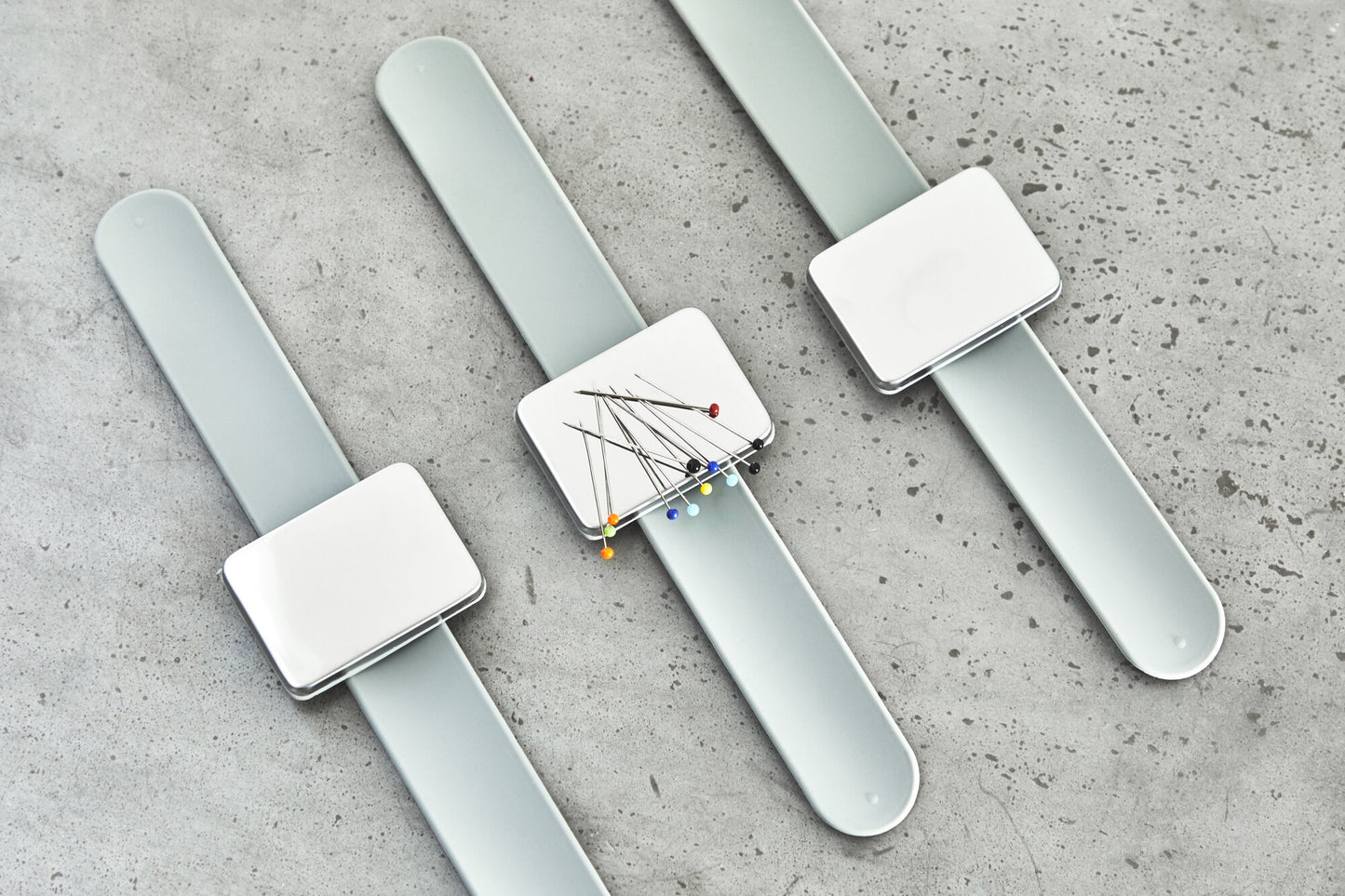 PORTE ÉPINGLE BRACELET MAGNÉTIQUE GRIS