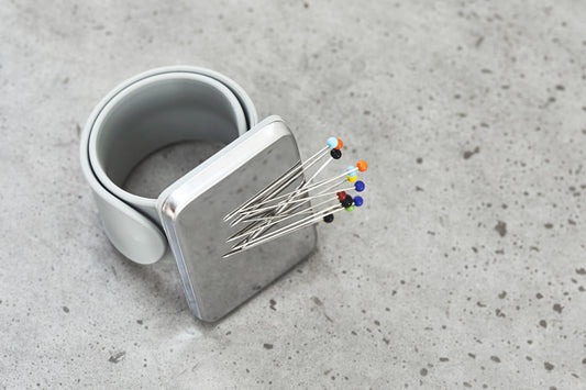 PORTE ÉPINGLE BRACELET MAGNÉTIQUE GRIS